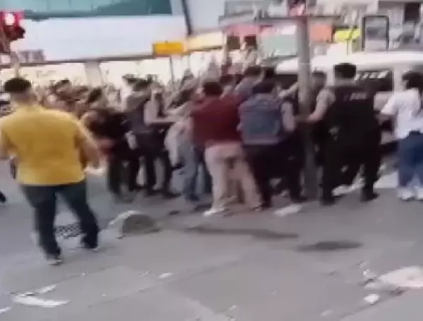 Kaçırdığı sevgilisiyle yürürken ailesine denk geldi! Linç edilmekten polis kurtardı