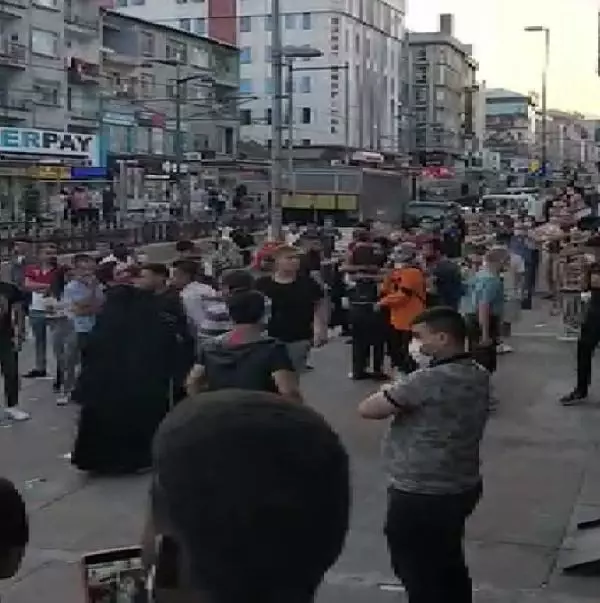 Kaçtığı sevgilisiyle yürüyen genç kız, yolda ailesiyle karşılaştı! Adamı linç edilmekten polis kurtardı