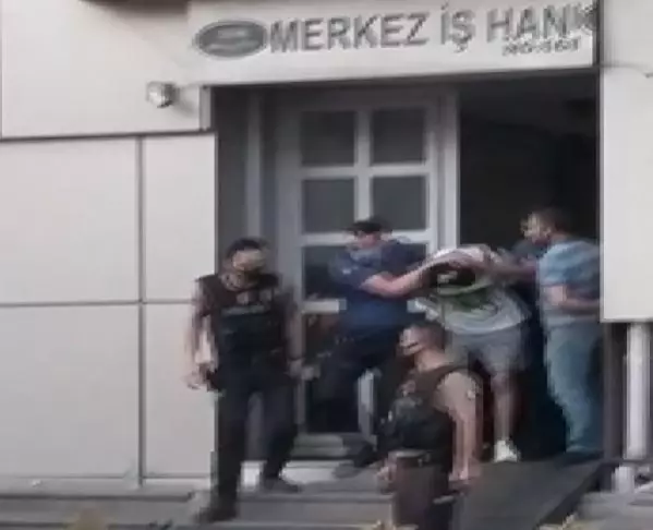 Kaçırdığı sevgilisiyle yürürken ailesine denk geldi! Linç edilmekten polis kurtardı