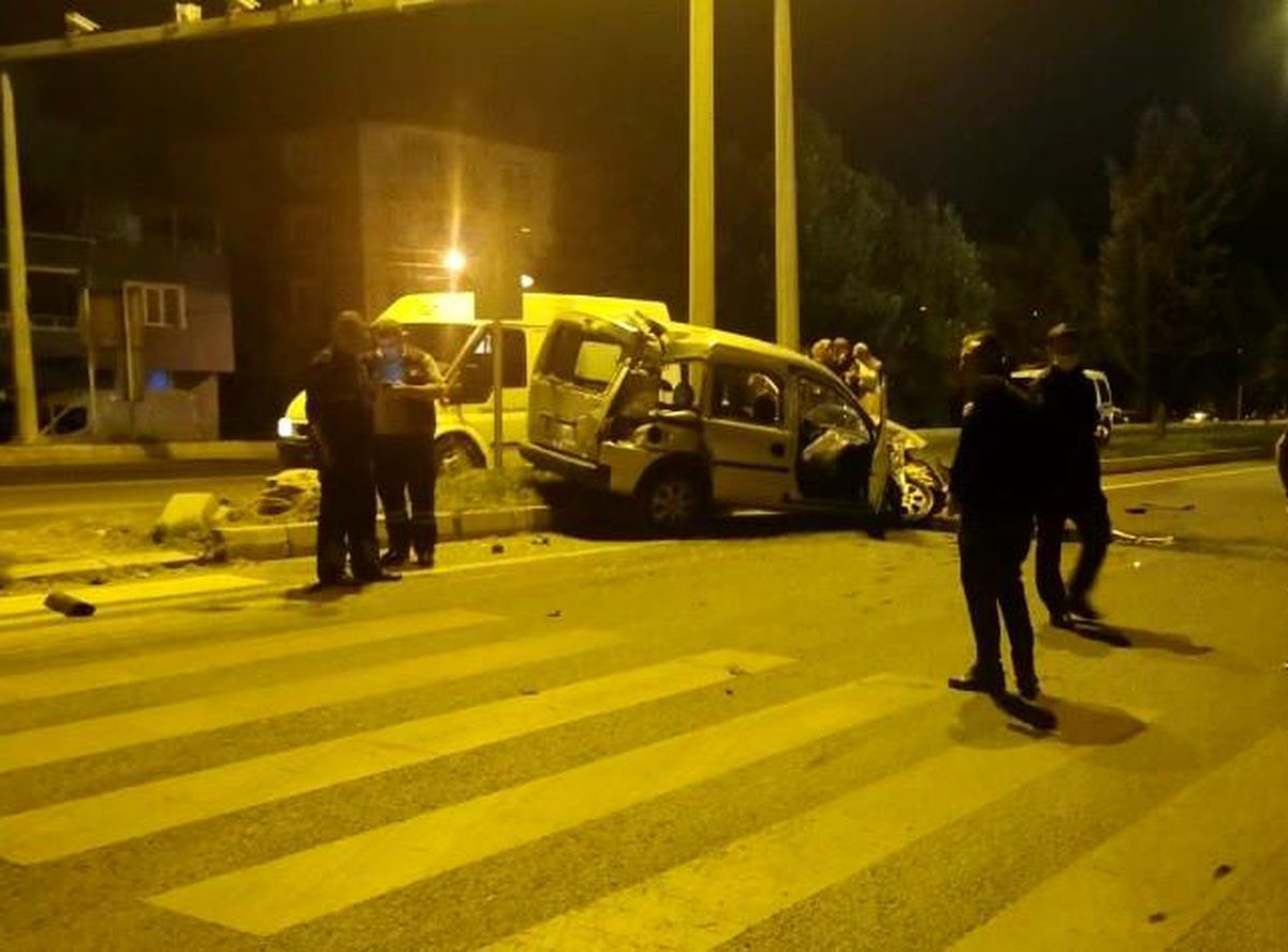 Tavşanlı\'da trafik kazası: 3 yaralı