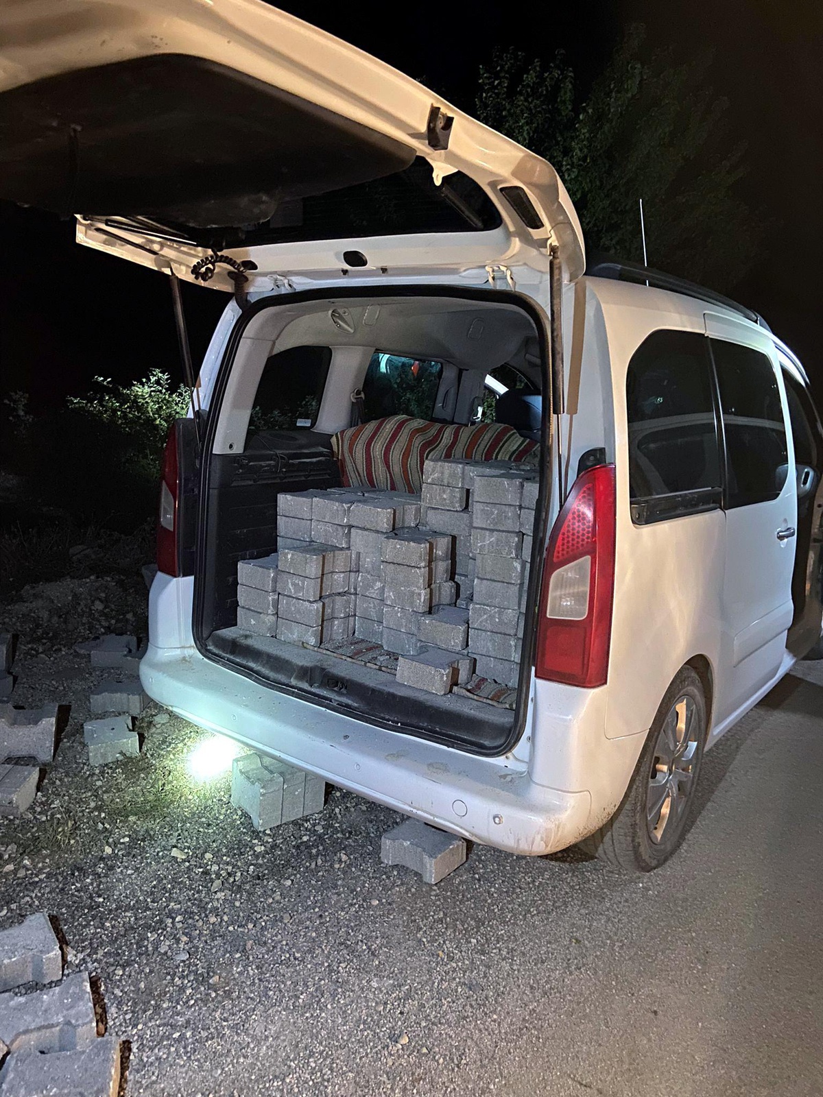 Tokat\'ta Zinav Gölü\'nde kilitli parke taşı çaldıkları iddiasıyla 4 kişi yakalandı