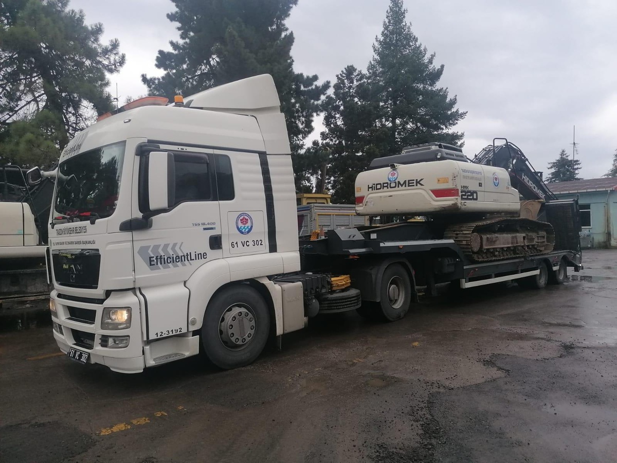 Trabzon\'dan sel meydana gelen Bozkurt\'a personel ve iş makinesi desteği