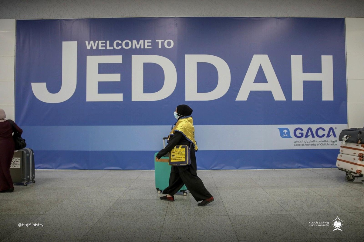 Yurt dışından ilk umre kafilesi Suudi Arabistan\'a ulaştı
