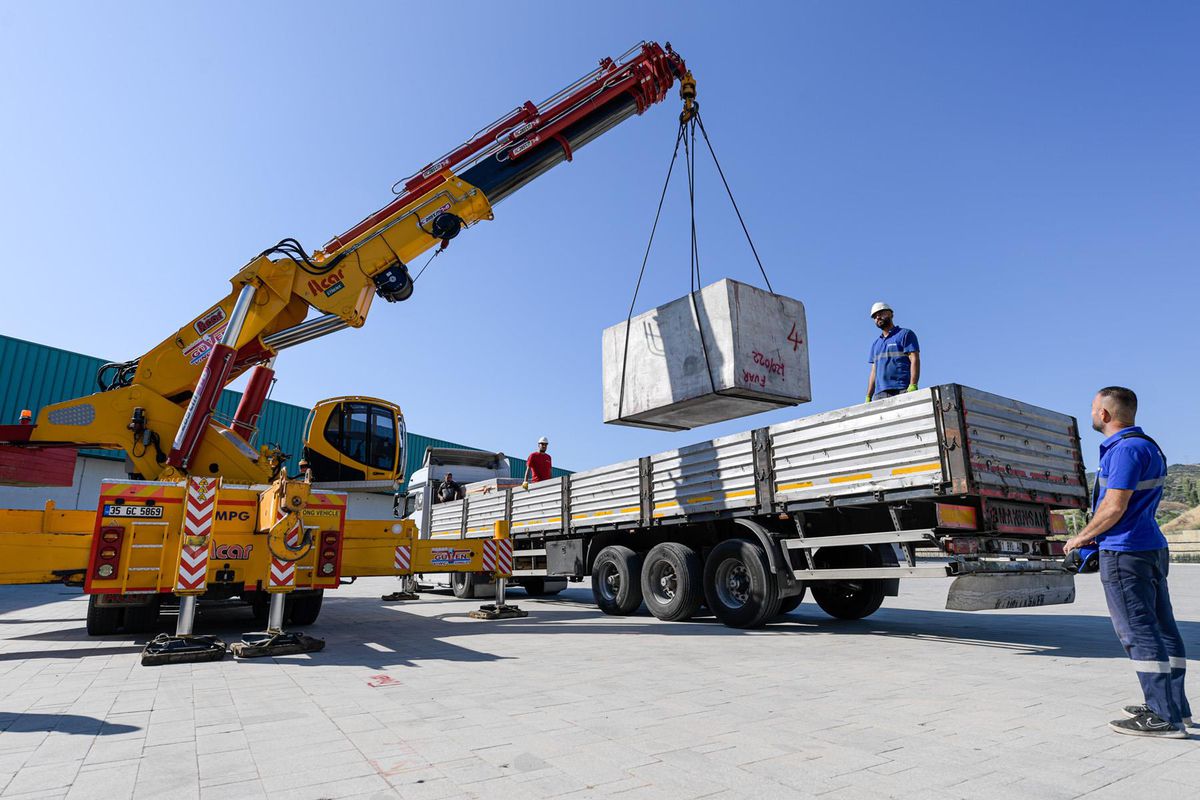 26. Marble İzmir Fuarı\'nda sergilenecek ilk mermer bloklar fuar alanına getirildi