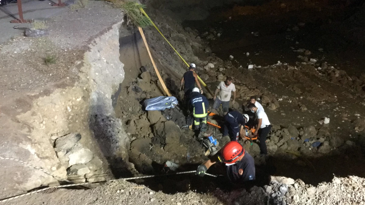 Antalya\'da inşaat alanında toprak kayması sonucu bir işçi yaralandı