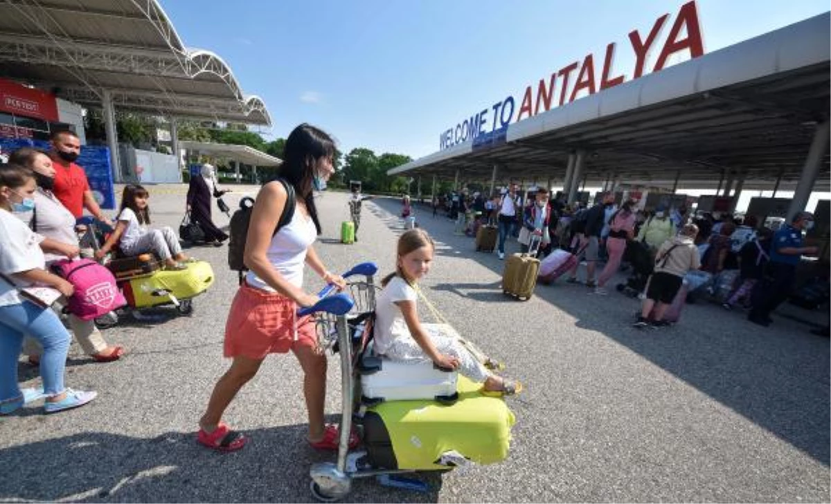 Antalya\'ya gelen turist sayısı 4 milyonu aştı, 15 günde 1 milyon kişi geldi