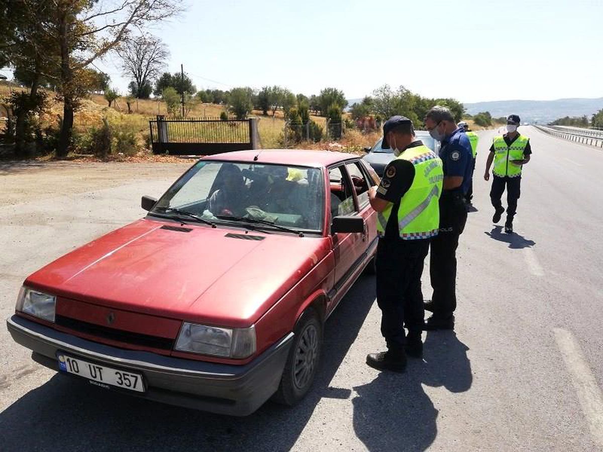 Balıkesir\'de jandarma 14 aranan şahsı yakaladı
