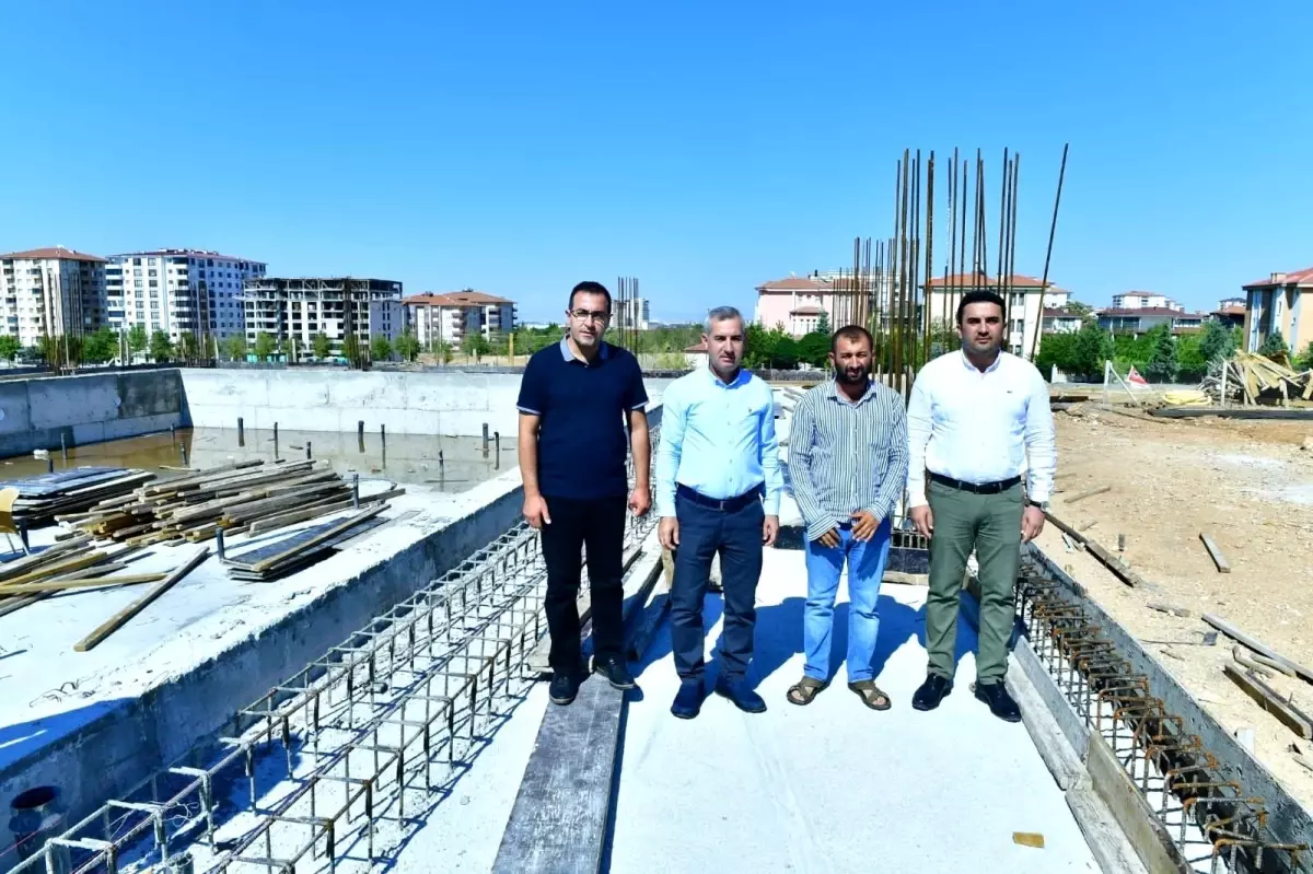 Başkan Çınar, Yakınca yarı olimpik yüzme havuzunun inşaatını inceledi