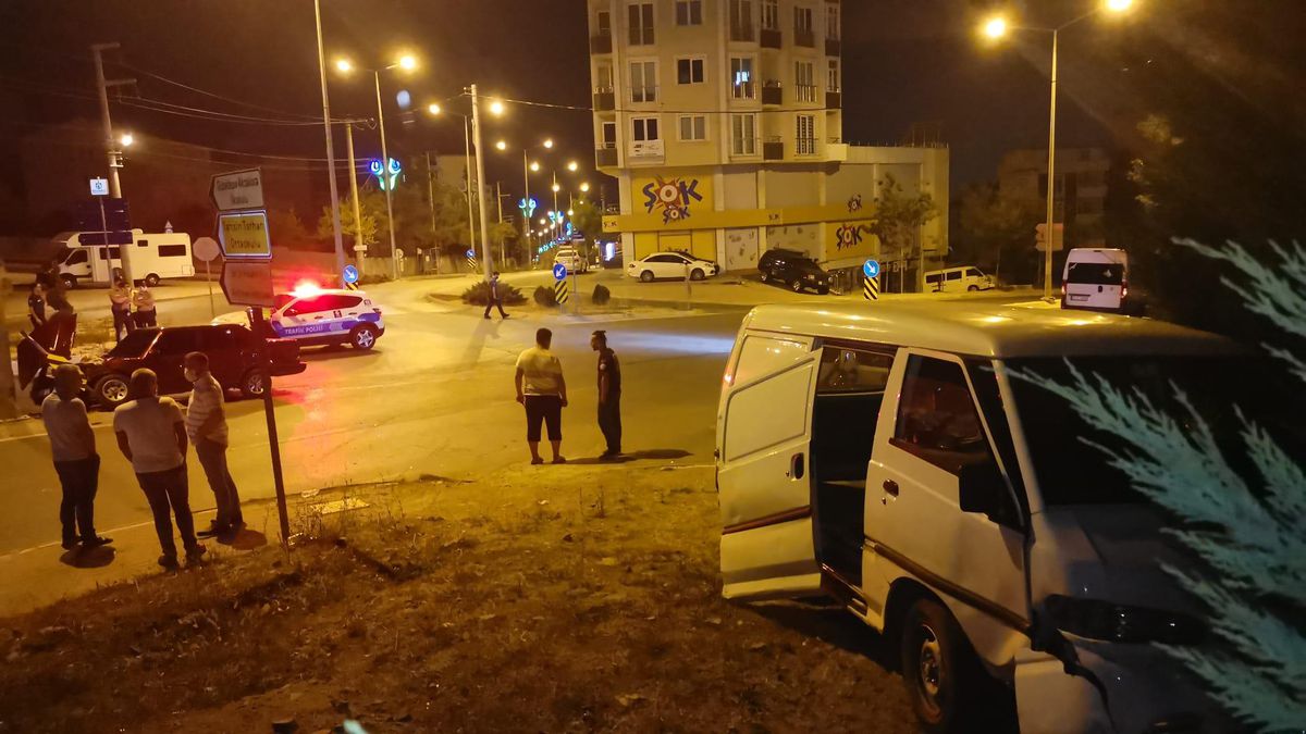 Çayırova\'da panelvanla çarpışan otomobilin sürücüsü yaralandı