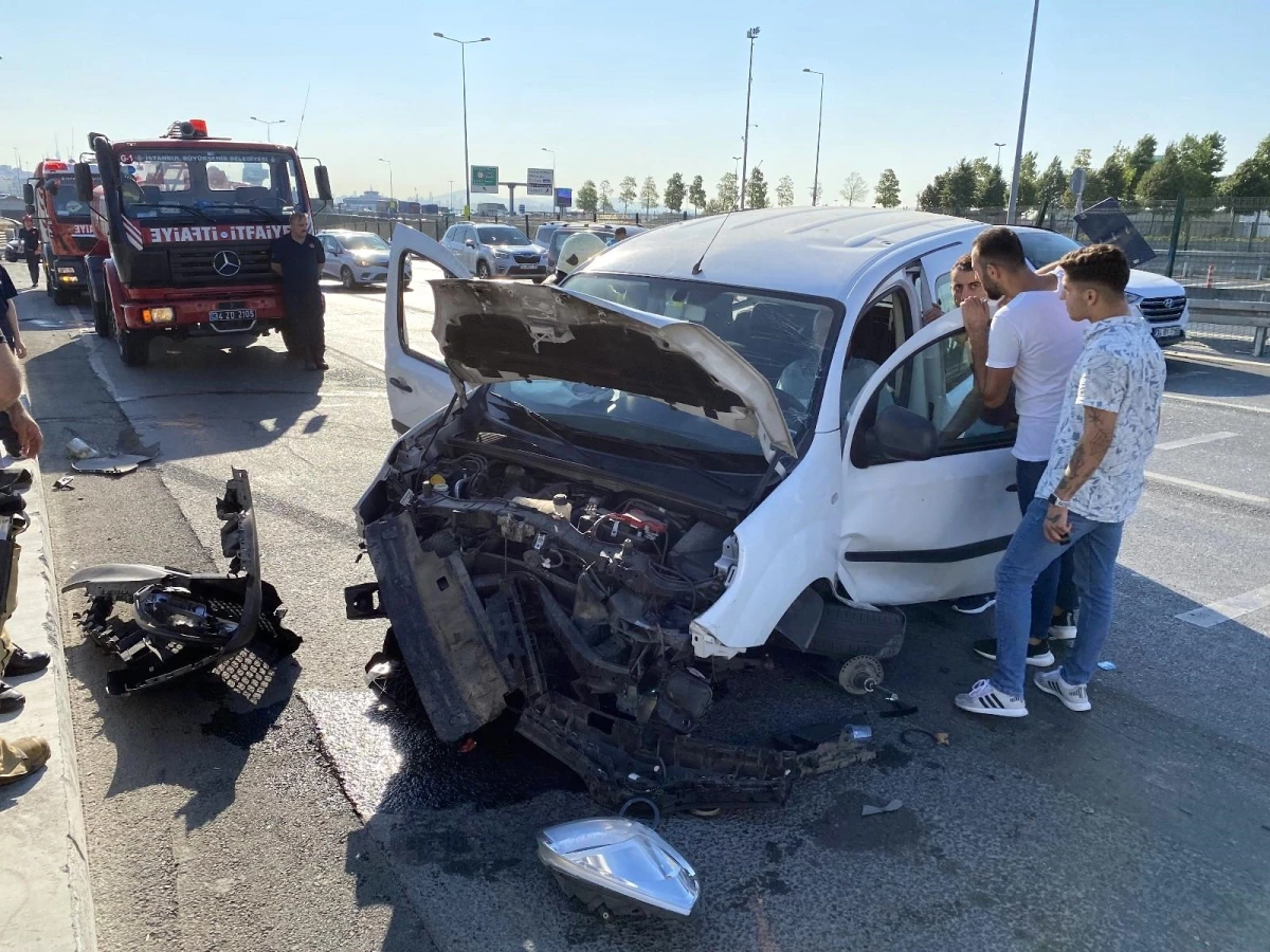 Fatih\'te kazaya karışan sürücü şoka girip aracından çıkamadı