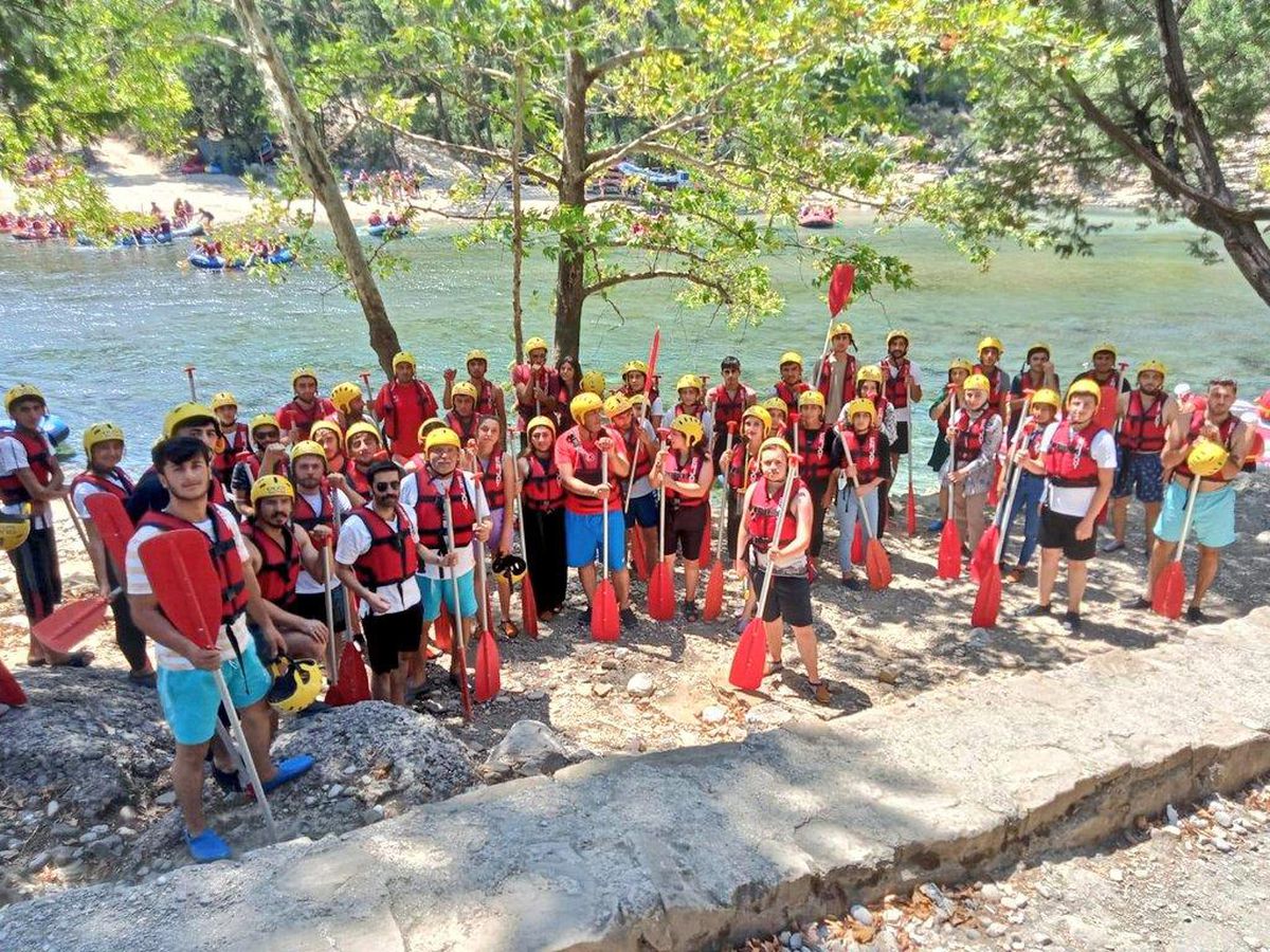 Hakkarili gençler Antalya\'da raftinge katıldı, dalış yaptı