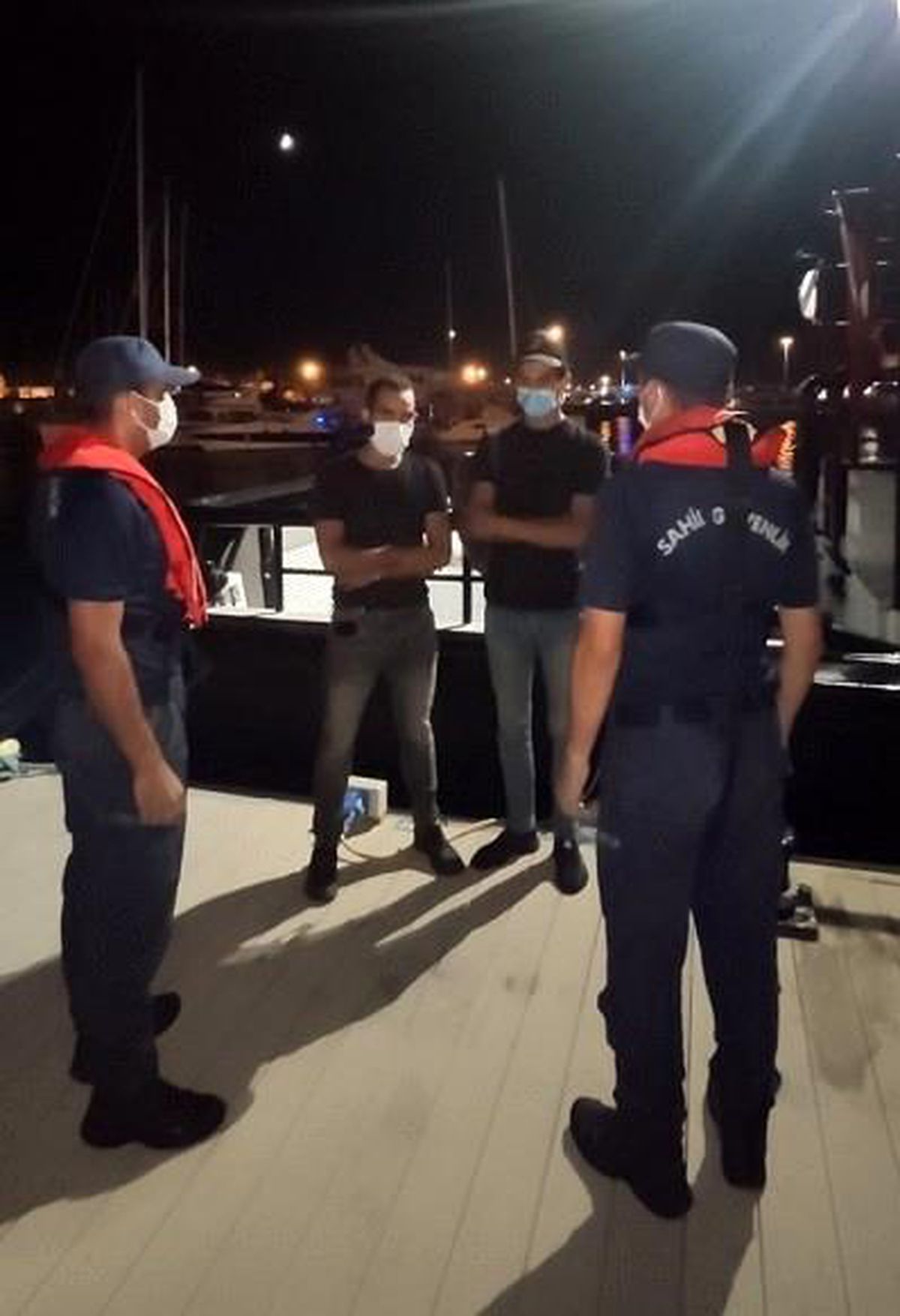 İzmir\'de ticari gemide 2 düzensiz göçmen yakalandı