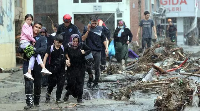Batı Karadeniz'de sel felaketinin boyutu giderek artıyor! Can kaybı 66'ya çıktı Batı Karadeniz'de sel felaketinin boyutu giderek artıyor! Can kaybı 66'ya çıktı
