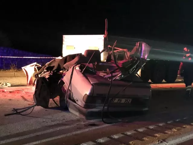 Kaza yapan aracın yanına park eden tır, faciaya yol açtı! Baba ve oğlu olay yerinde öldü Kaza yapan aracın yanına park eden tır, faciaya yol açtı! Baba ve oğlu olay yerinde öldü