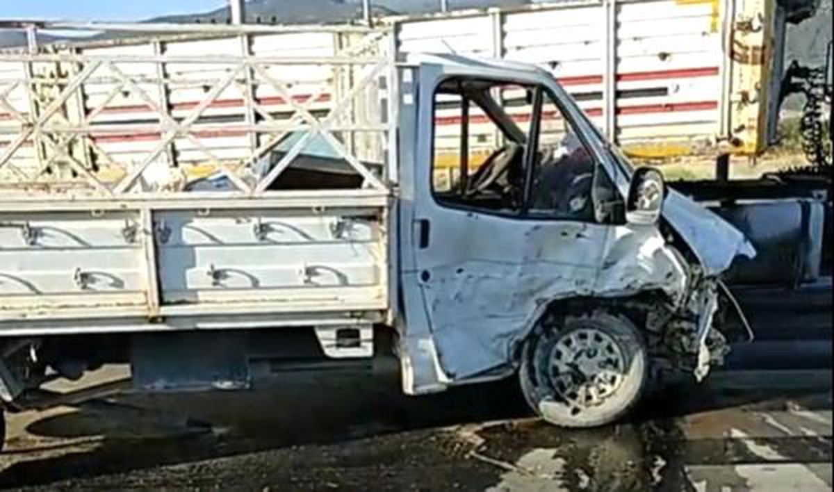 Konya\'da kamyonet ile otomobil çarpıştı: 8 yaralı