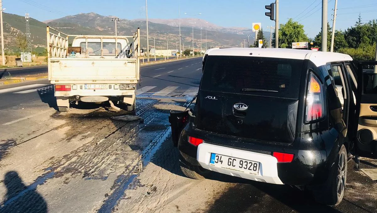 Konya\'da kamyonet ile otomobilin çarpışması sonucu 8 kişi yaralandı