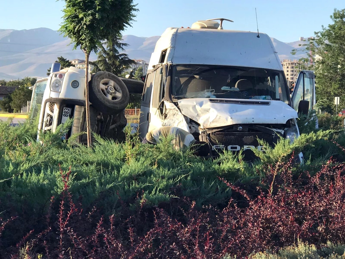 Konya\'da minibüs ile kamyonet çarpıştı: 1 yaralı