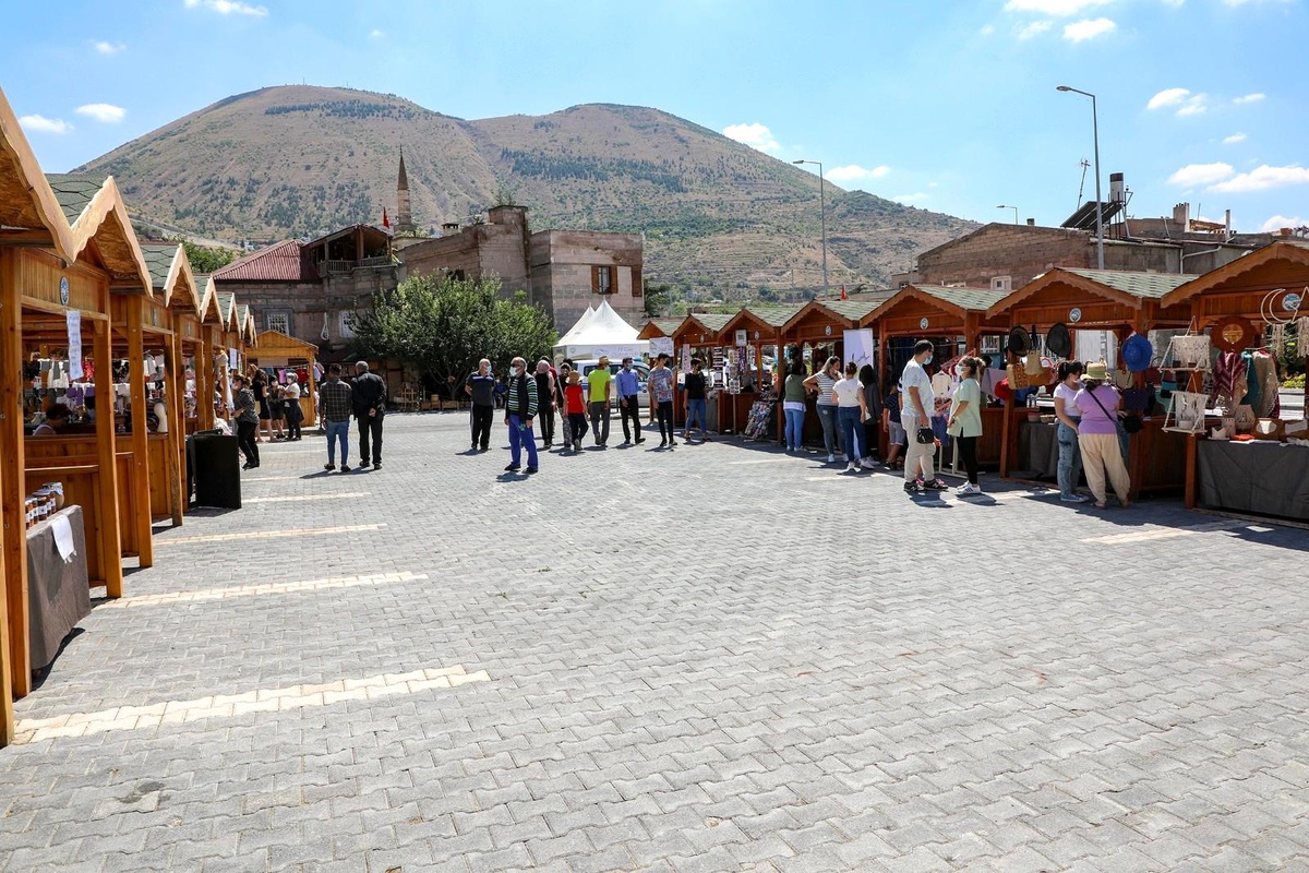 Maharetli ellerin ürünleri pazarda alıcısıyla buluşuyor