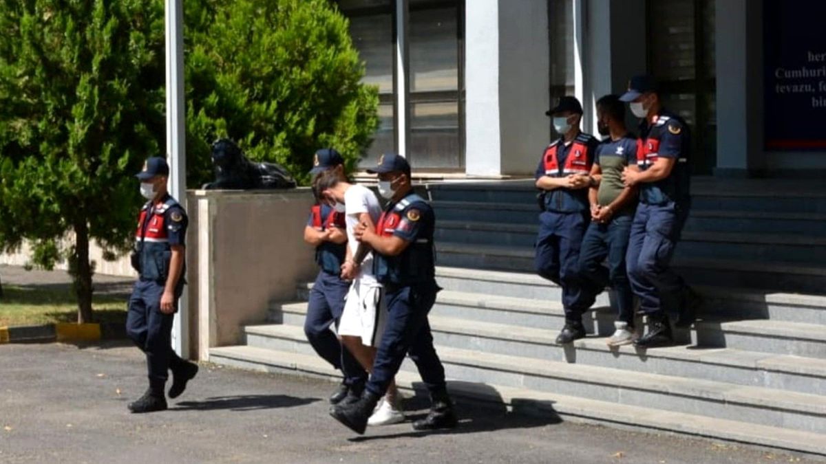 Mandıradan 25 bin liralık çatı sacı çalan şahıslar yakalandı