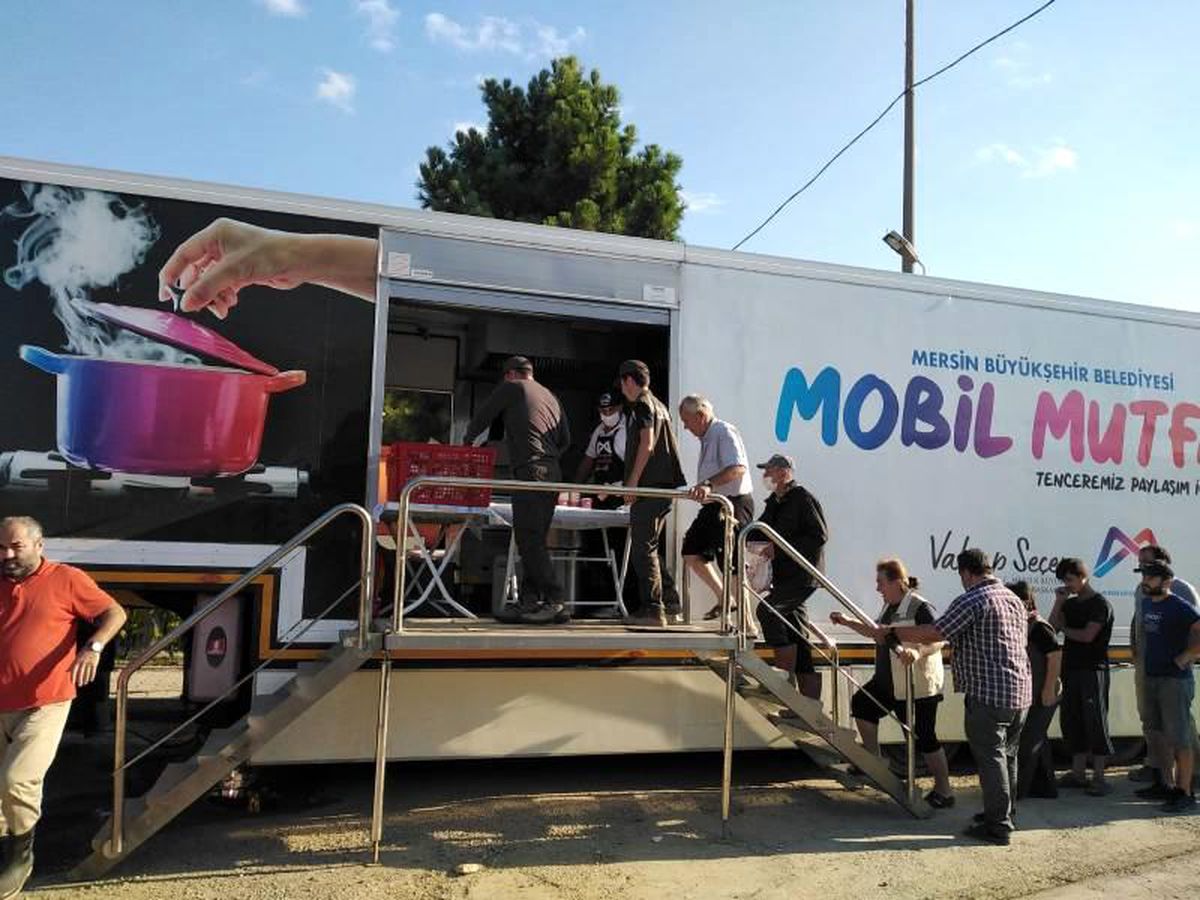 Mersin Büyükşehir\'in Mobil Mutfak Tırı\'nda Tencereler Selzedeler İçin Kaynıyor