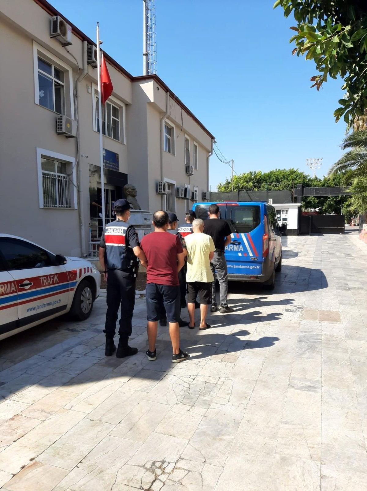Mersin\'de kredi vaadiyle dolandırıcılık yapan 3 kişi tutuklandı