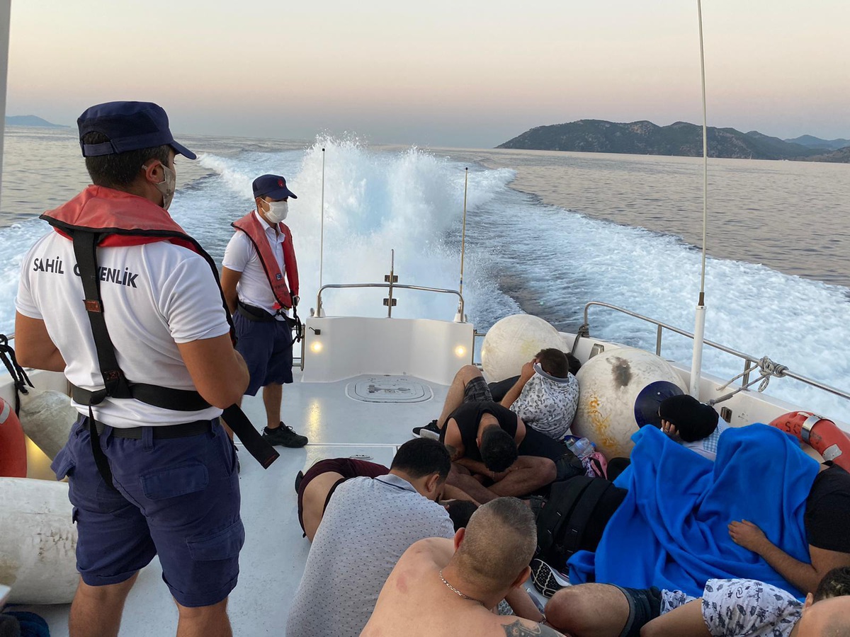 Muğla açıklarında yardım bekleyen 18 düzensiz göçmen kurtarıldı