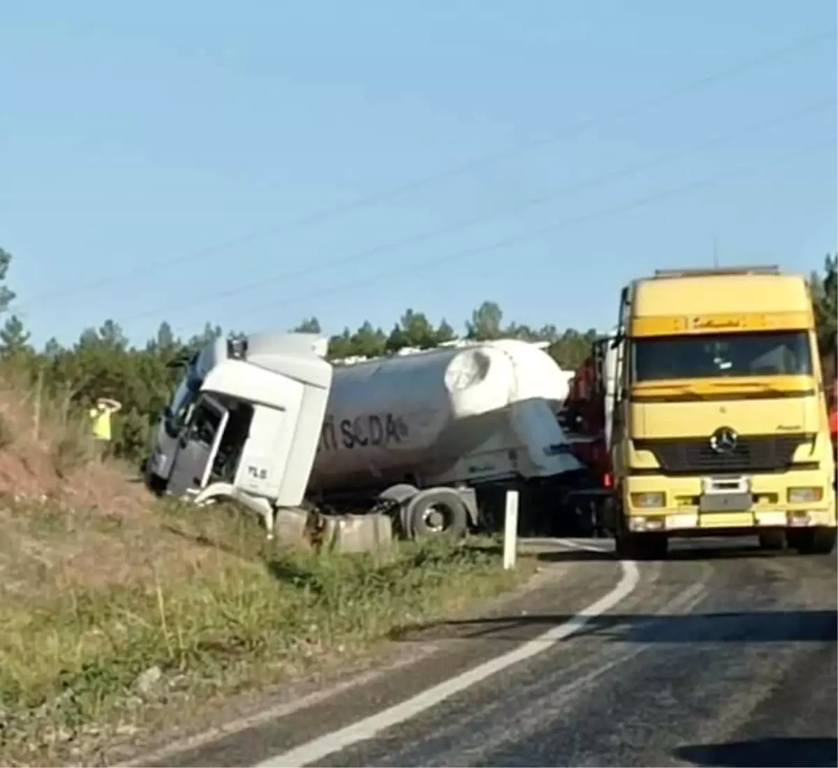 Son dakika haber: Nallıhan\'da tır devrildi, sürücü kazayı yara almadan atlattı