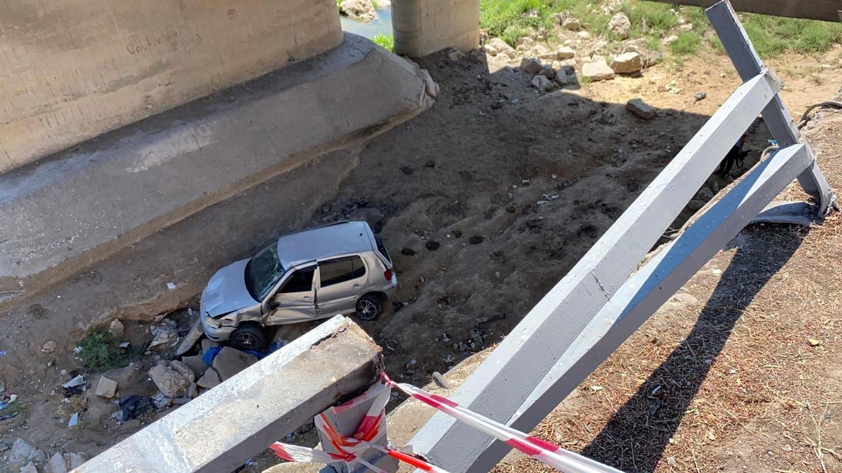 Otomobil köprüden düştü: 2 yaralı
