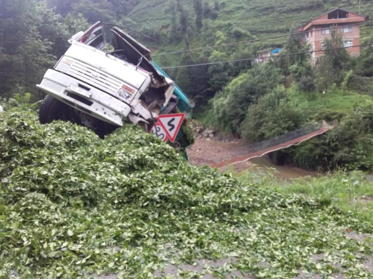 Rize\'de çay yüklü kamyon şarampole yuvarlandı: 2 yaralı