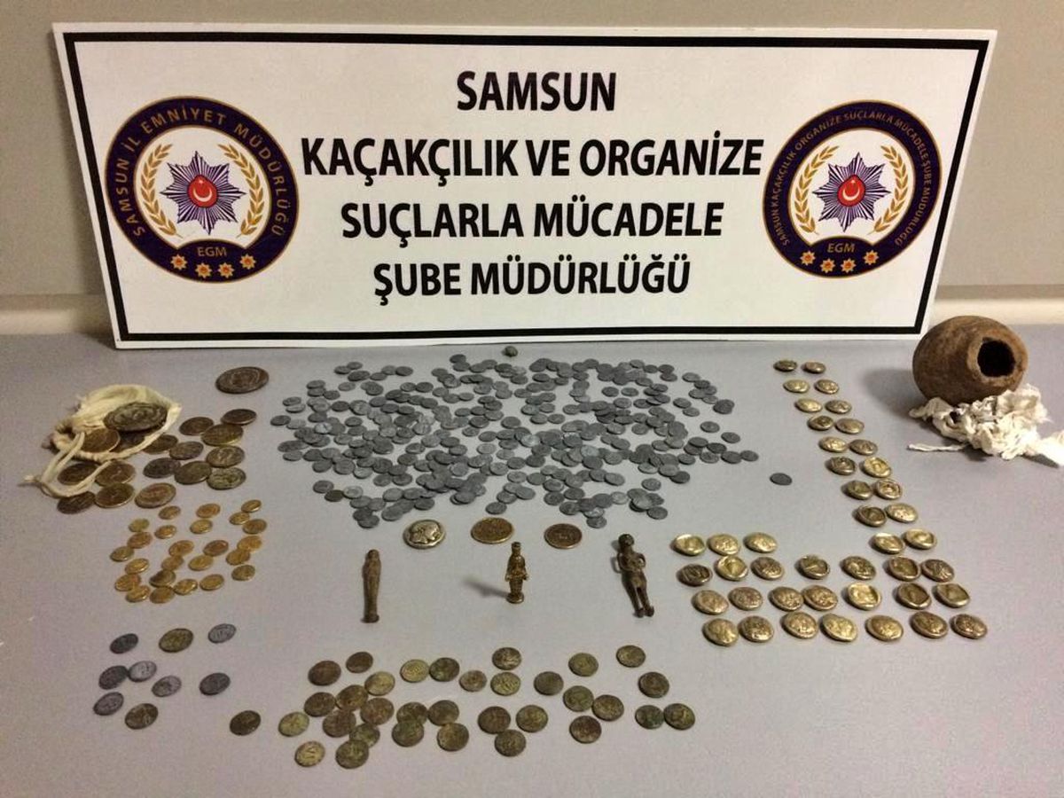 Samsun\'da bir araçta 429 sikke, 3 heykelcik ve toprak küp ele geçirildi