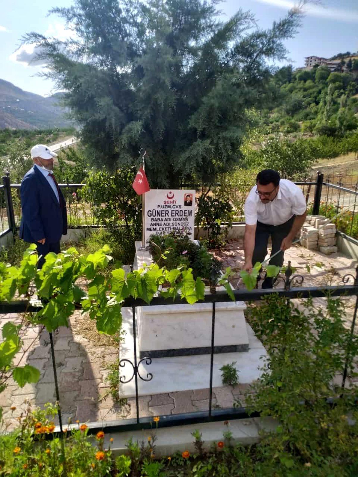 Şehitliğe anlamlı ziyaret