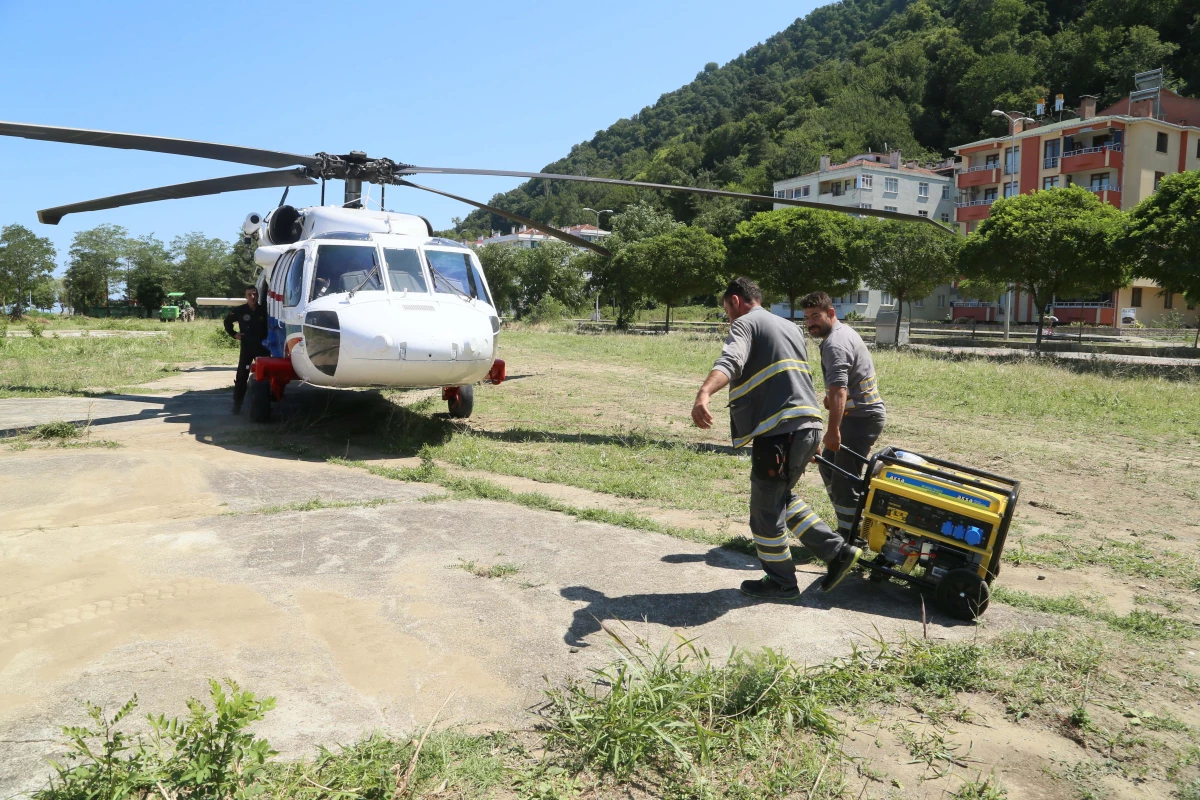 KASTAMONU - Sel felaketinin yaşandığı Bozkurt\'ta köylere helikopterle jeneratör yardımı devam ediyor