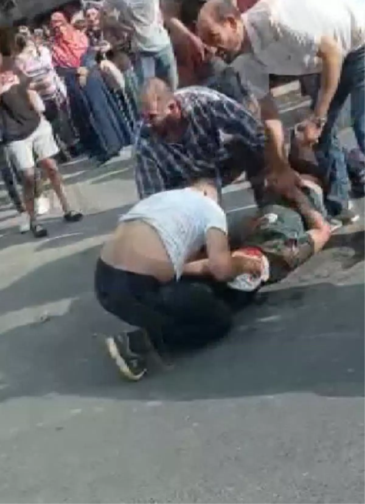 SULTANGAZİ\'DE OTOMOBİLİN ÇARPTIĞI 14 YAŞINDAKİ ÇOCUK AĞIR YARALANDI