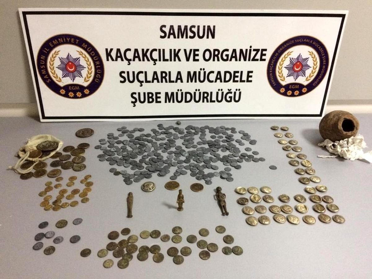 Şüpheli araçtan 429 adet sikke ve 3 adet heykel ele geçirildi