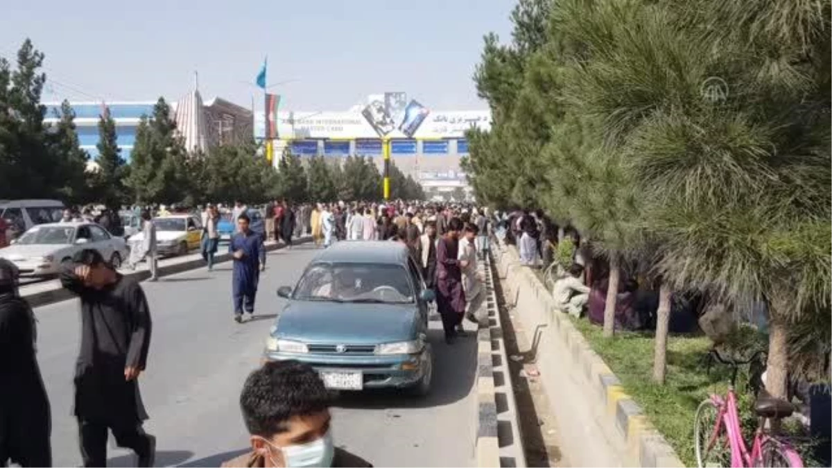 Taliban güçleri, Kabil Uluslararası Havalimanı\'na girmeye çalışanları engelliyor