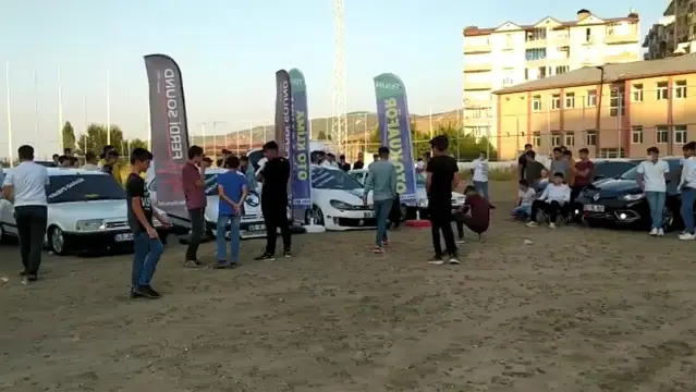Tatvan'da modifiye araç etkinliği düzenlendi Tatvan'da modifiye araç etkinliği düzenlendi