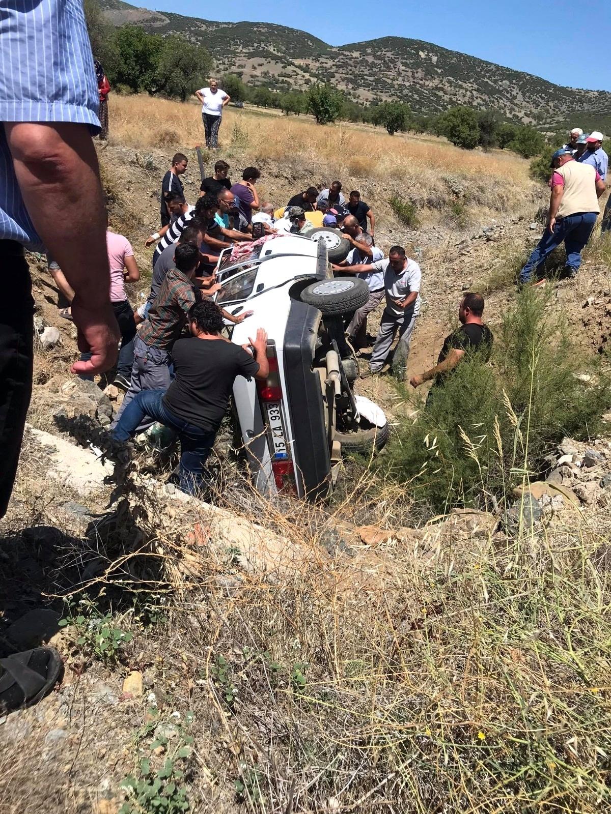 Turist taşıyan midibüse çarpan otomobil şarampole düştü