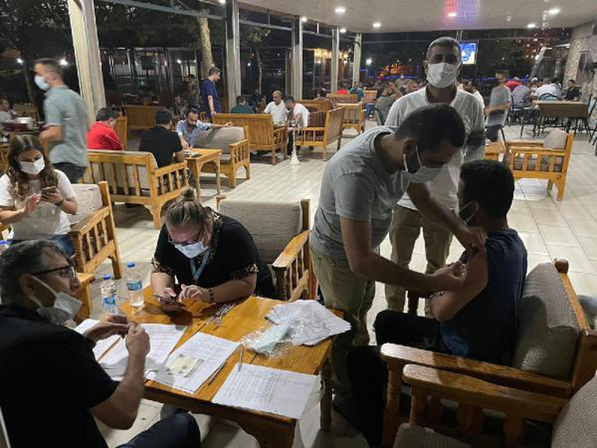 Vakaların yüksek olduğu Diyarbakır\'da ekipler çay bahçelerinde aşı yapıyor