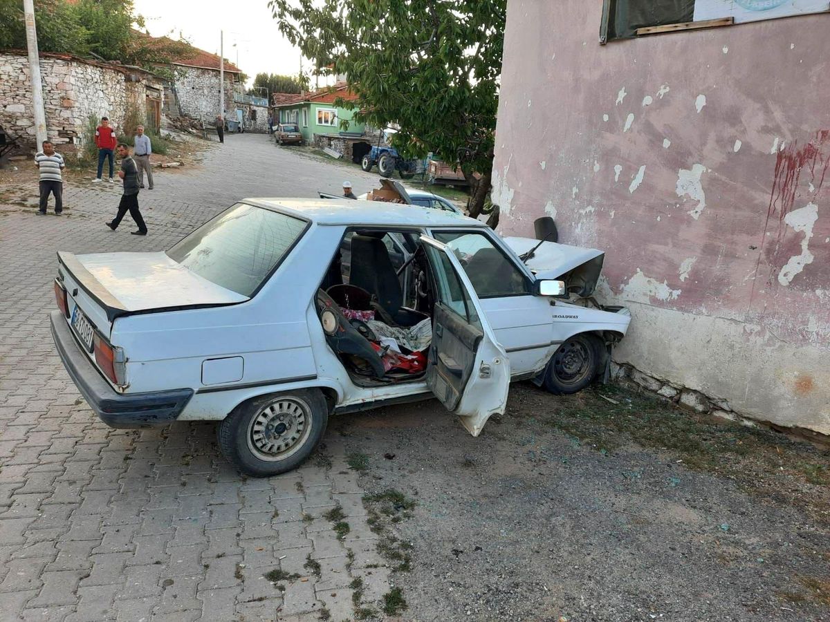 Yokuşta direksiyon hakimiyetini kaybetti duvara çarptı: 3 yaralı
