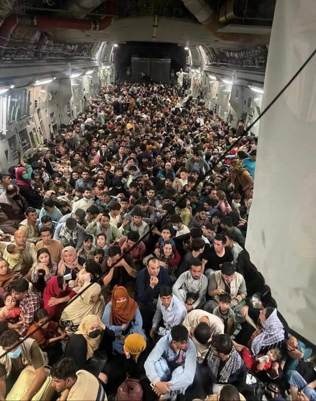 ABD Savunma Bakanlığı o fotoğrafı paylaştı! 150 kişilik uçağa 640 Afgan bindi ABD Savunma Bakanlığı o fotoğrafı paylaştı! 150 kişilik uçağa 640 Afgan bindi