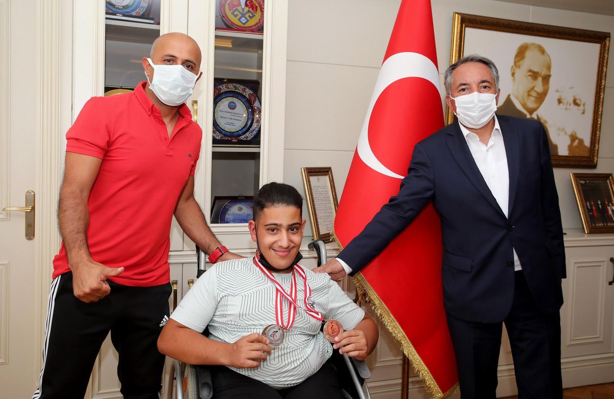 AİÇÜ Rektörü Prof. Dr. KARABULUT, Başarılı Sporcuyu Tebrik Etti