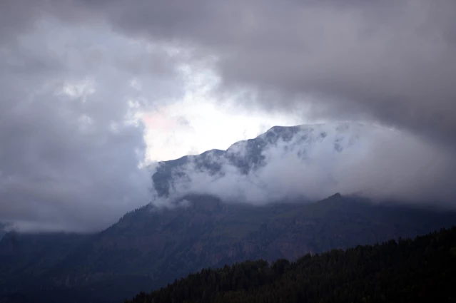 Ardahan-Artvin arasındaki tepelerde oluşan sis güzel manzaralar oluşturdu