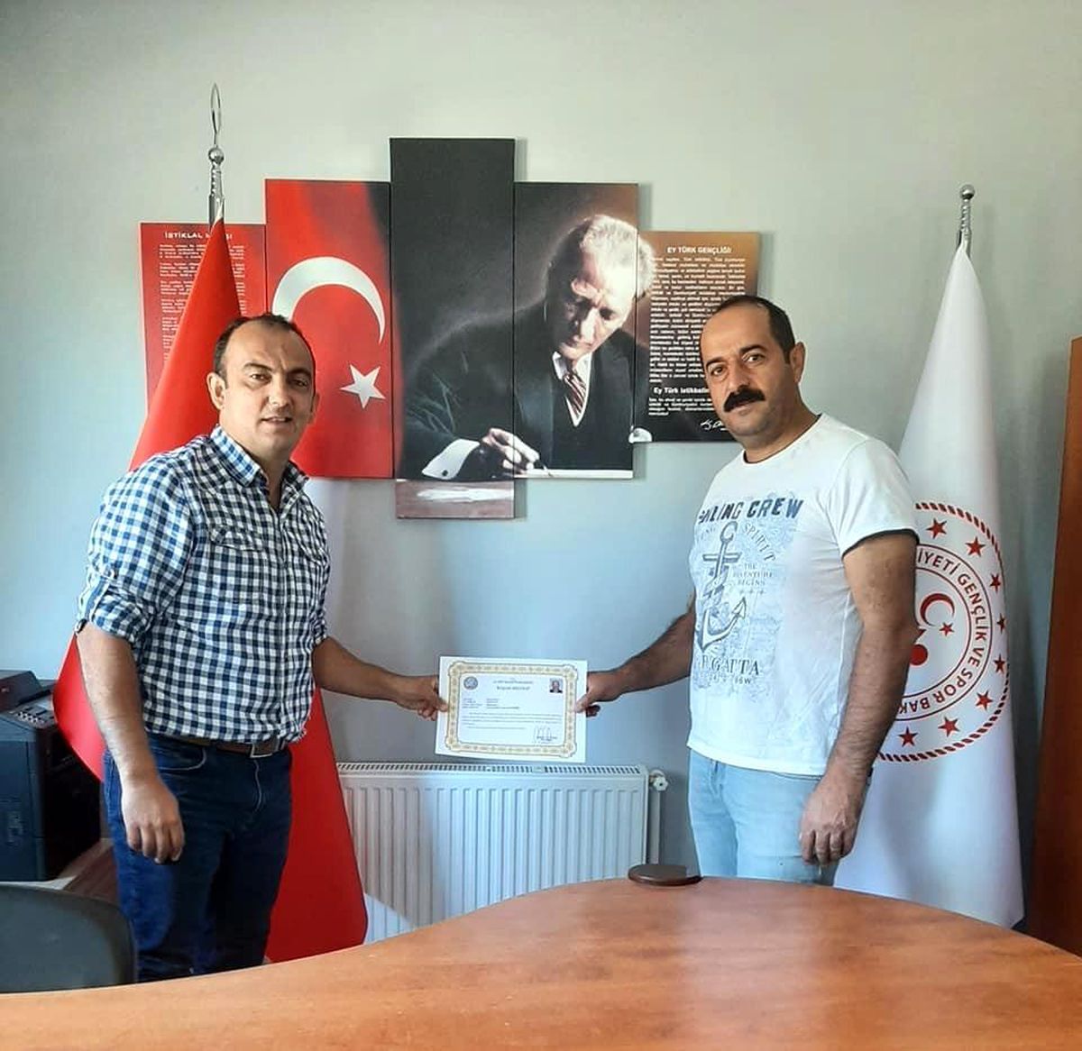 Başarılı personellere belge verildi