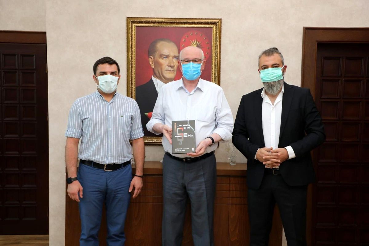 Başkan Kurt "İlklerin Şehri Eskişehir" kitabının yazarlarıyla bir araya geldi