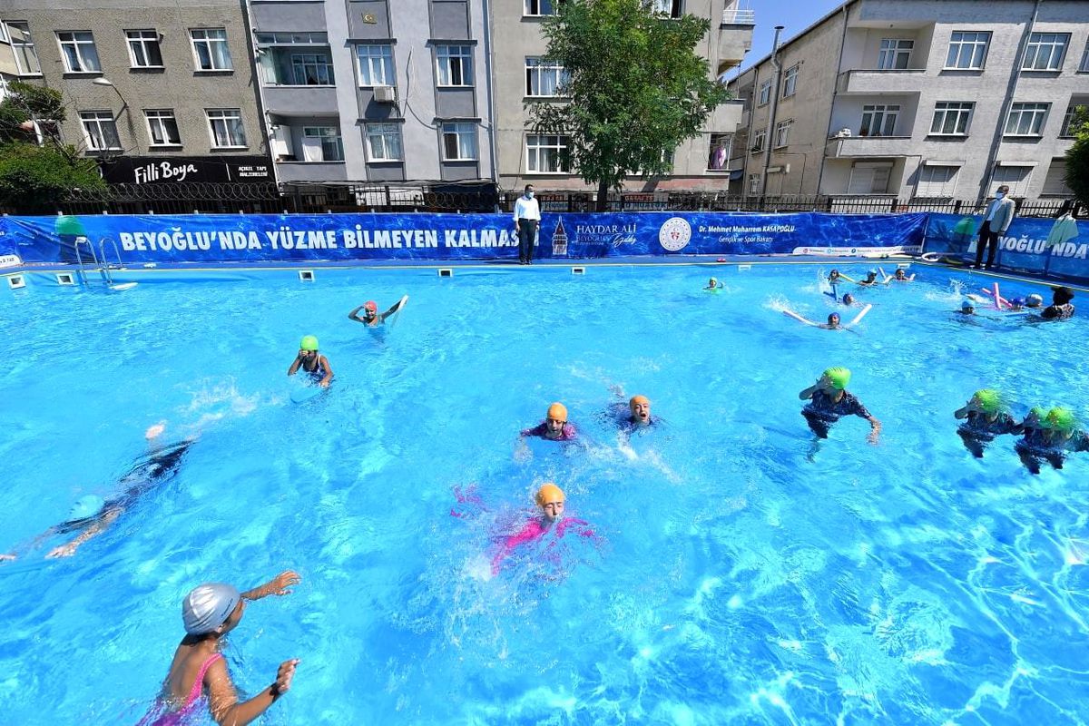 Beyoğlu\'nda okulların bahçelerinde kurulan havuzlarda 2 bin öğrenciye yüzme eğitimi