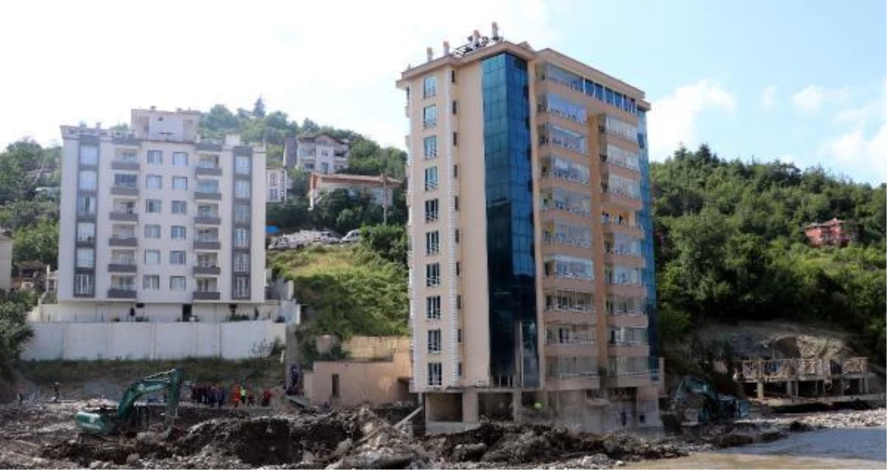Kastamonu\'nun Bozkurt ilçesinde yaşanan sel felaketinde çöken Ölçer Apartmanı\'nın müteahhidi Mehmet Ö. Esenyurt\'ta gözaltına alındı.