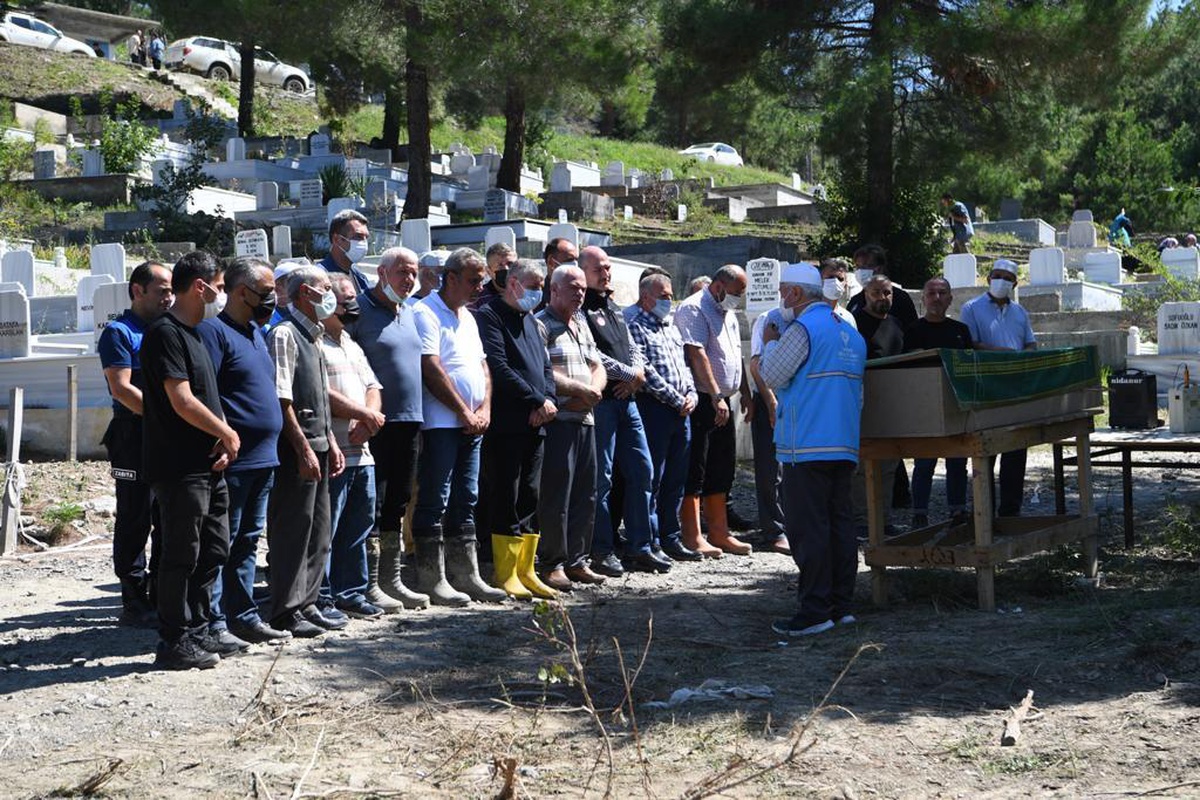 Bozkurt\'taki sel felaketinde hayatını kaybeden Gülsüm Toprak son yolculuğuna uğurlandı