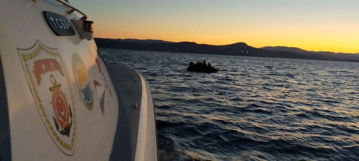 Çanakkale açıklarında Türk kara sularına itilen 12 düzensiz göçmen kurtarıldı