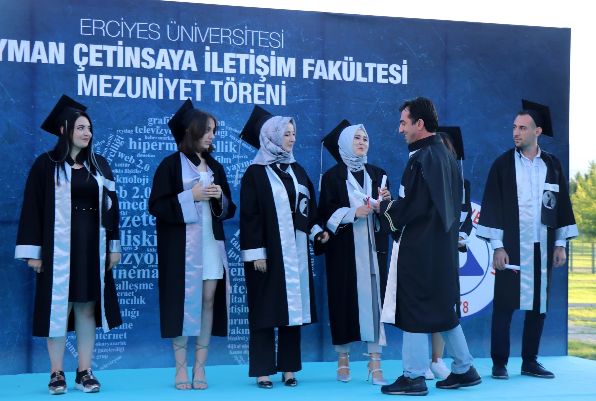 Erciyes Üniversitesi Süleyman Çetinsaya İletişim Fakültesi\'nde mezuniyet sevinci yaşandı