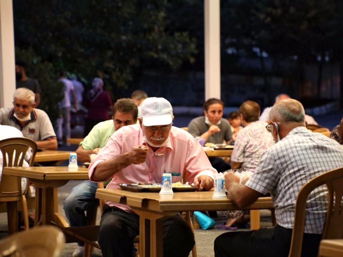 Eyüpsultan Alibeyköy Cemevi\'nde Muharrem iftarı